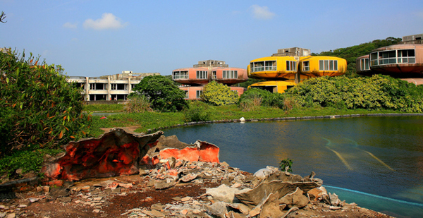 9.) San Zhi Resort (Taiwan): This resort was built to be a tranquil place, but because of the strange amount of deaths during the construction, it was abandoned. Now, the “pod” resort stands empty and supposedly haunted.