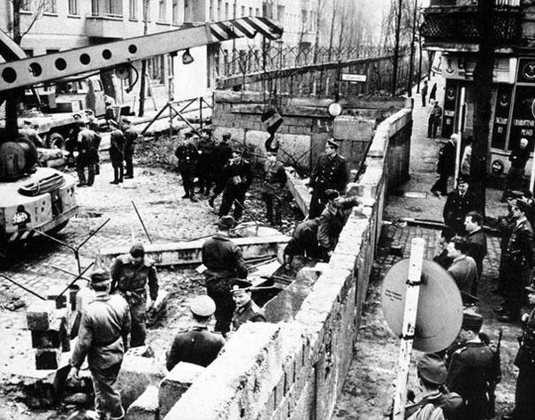 18.) The Berlin wall being constructed in 1961.