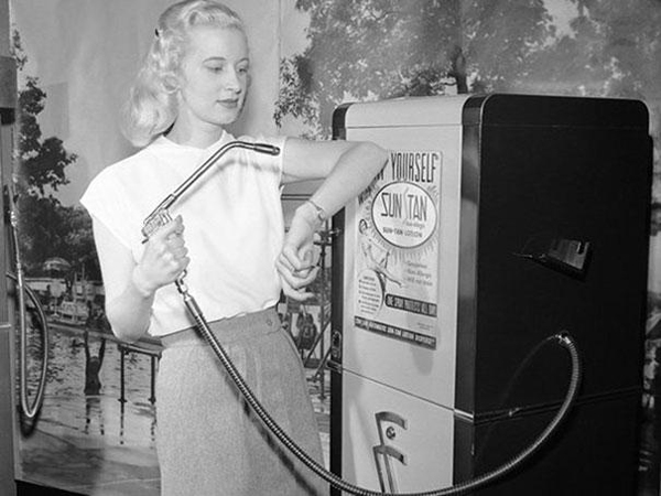 22.) This sun tan vending machine in 1949.