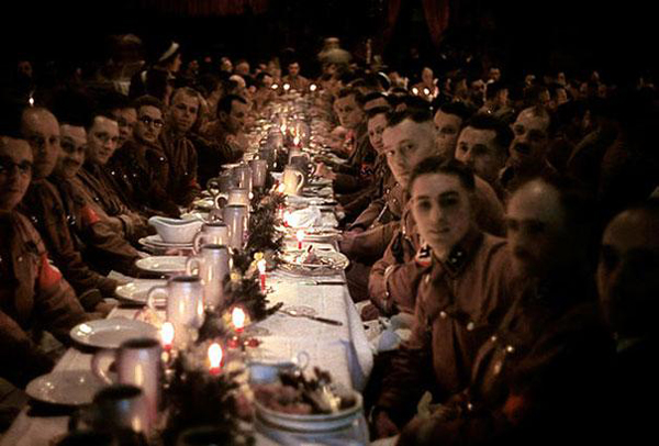 31.) Nazi officers and cadets celebrate Christmas with a feast in 1941.