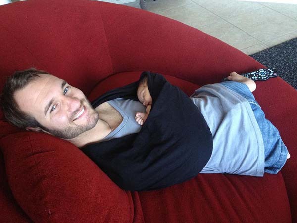23.) This touching photo of limbless Nick Vujicic holding his baby.