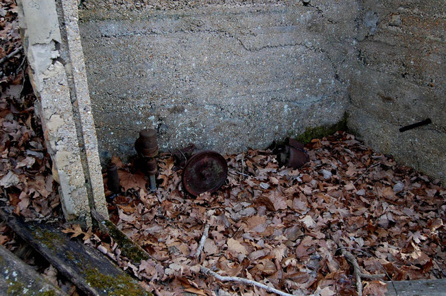 An old pump-like mechanism, probably for getting water out of the river.