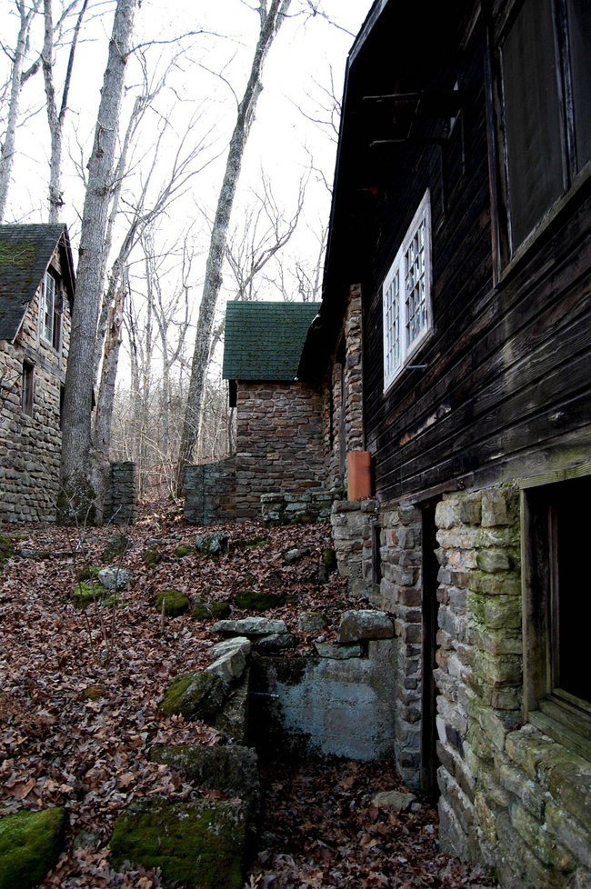 It seemed to be a sprawling cabin of sorts, with a few different buildings.