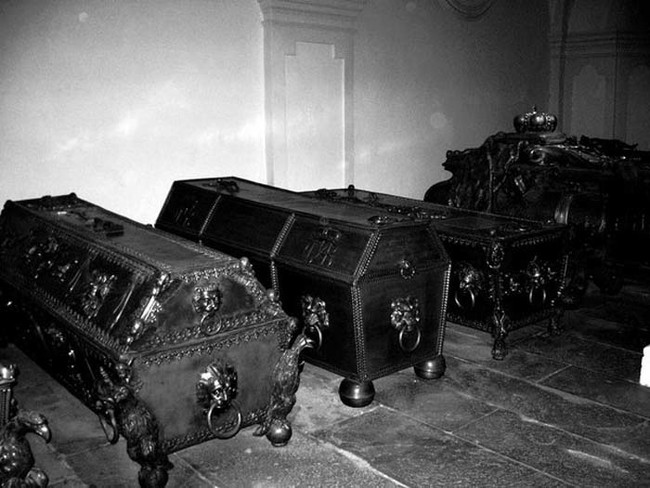 Old coffins were smashed and sold as firewood to poor peasants. This was another example of greedy gravediggers looking to take financial advantage of cemetery overcrowding.