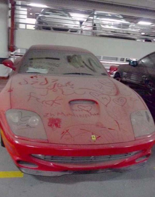 When police discover an abandoned car, they issue a warning notice. If the owner fails to appear after 15 days, the car is impounded.