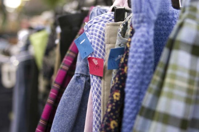 This mixture can also remove "thrift store smell" from clothes. 