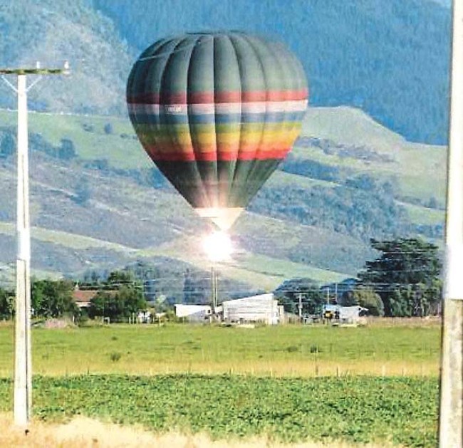 The moment when a hot air balloon in New Zealand stuck several power lines and caught fire. All 11 people on board were killed.