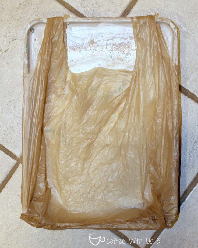 When you're painting, put a plastic bag over the paint tray. Then when you're finished, just throw the bag away for easy cleanup.