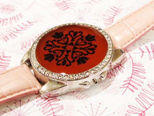 Fill an old watch with resin to create a new piece of jewelry. This one glows in the dark!