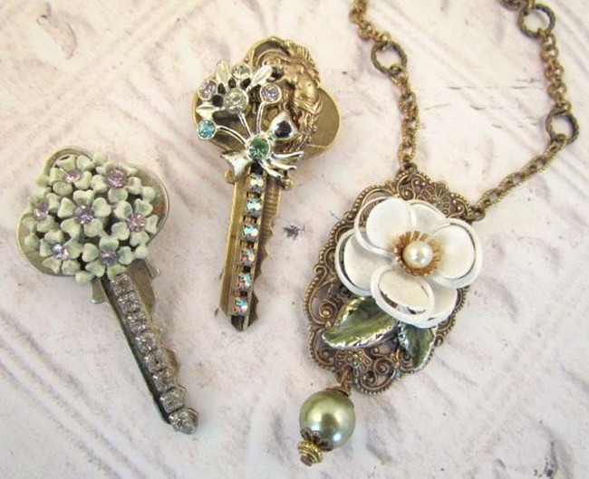 Use old earrings and gemstones to turn keys into decorative brooches or necklaces.