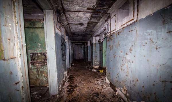 The corridors smelled of disgusting sewage.
