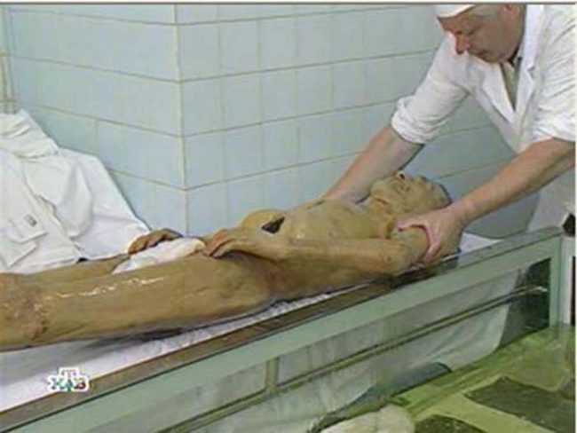 The pictures seen here might look like they're of workers bathing Lenin's corpse. However, the body in these photos is simply a practice cadaver that they use to keep their skills sharp.