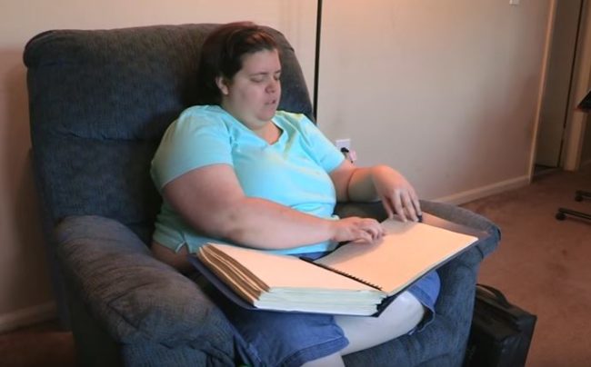 She prepared for blindness by practicing with a cane and learning Braille before taking the plunge. Today, she shows solidarity to the blind community but urges others not to follow in her footsteps.