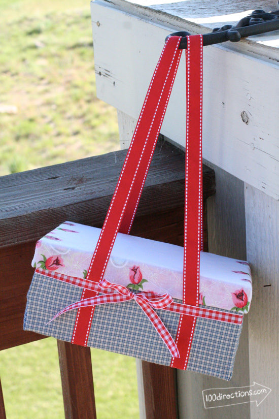 Take your special someone on a cute date with this picnic basket for two.