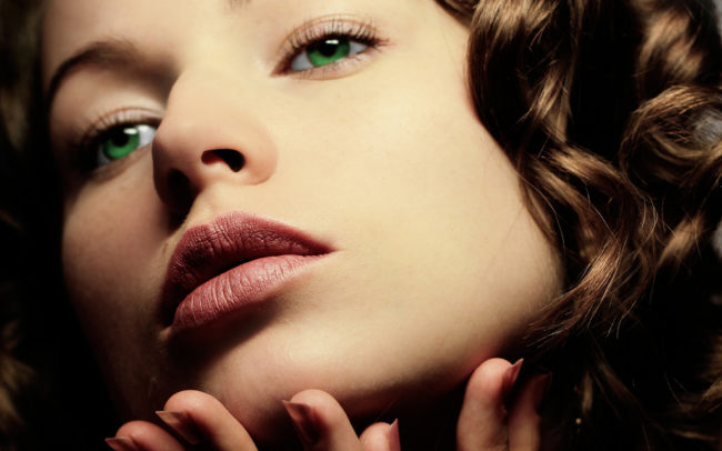 As a face moisturizer, aloe vera heals damage and improves elasticity. 