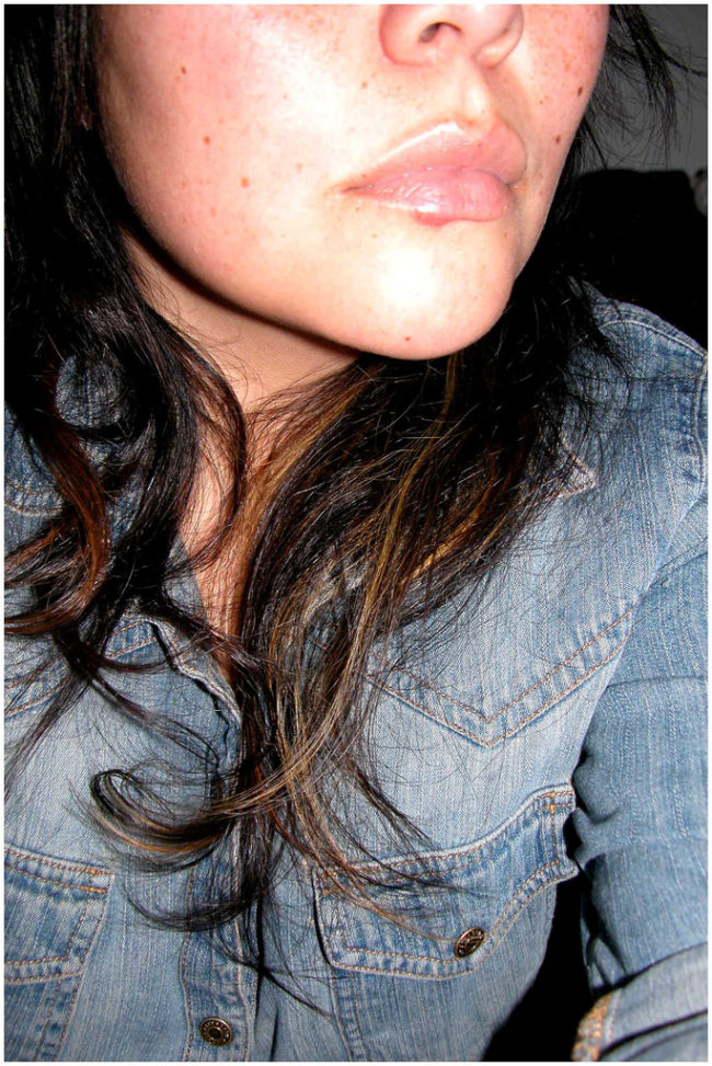 Alleviate cold sore discomfort by putting on some aloe vera, which can help speed up the healing process, as well.