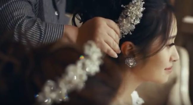 Jennifer must have been heartbroken thinking that nobody would walk her down the aisle, but that's when her boss stepped in.