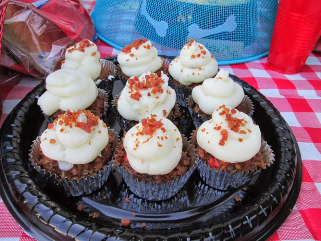What dog wouldn't want to scarf down these meatloaf pupcakes with mashed potato frosting?