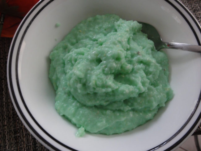 And here we have some yummy vomit...I mean grits.