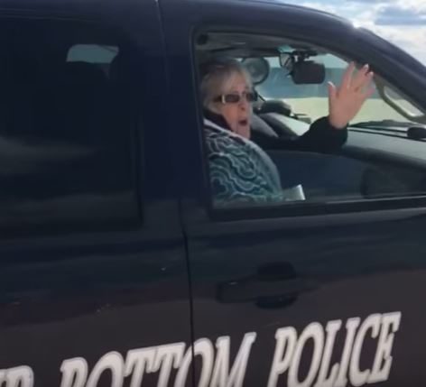 Officer Ron Holloway gladly agreed to drive Kelly and her family to the shore when he learned about their situation.