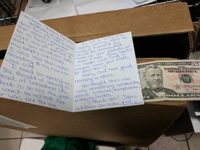 But after she went home, Debbie had a moment of introspection and realized that things going on in her life ended up causing her to lash out at the barista. She decided to return to Starbucks and apologize with a heartfelt note that contains a message we all need to hear.