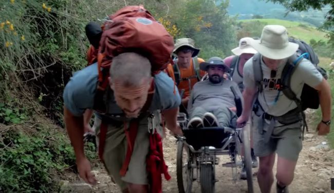 Throughout the entire journey the pair met plenty of other hikers who were touched by their commitment to their friendship. Many offered to help them out so that they could complete their quest.
