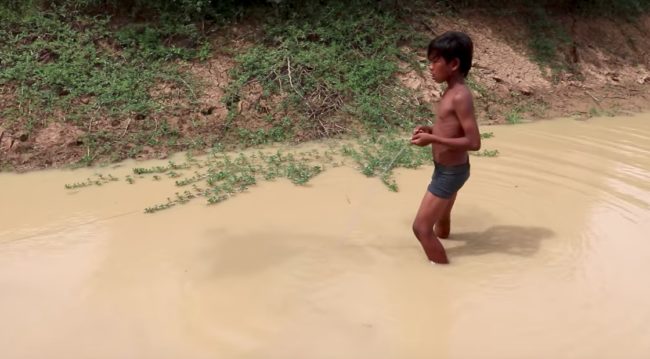 Soon after getting in, however, they realized they weren't alone. Instead of getting totally freaked out like most of us would, they kept cool heads.