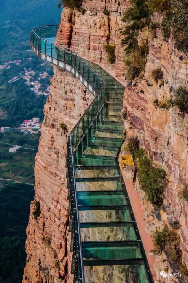 Even so, you've got to be pretty insane to even walk along this terrifying glass bridge WITHOUT being afraid it's falling down. 