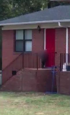 "Your mind races everywhere because the sign says they close at 5:30," said witness Tina Quizon."This was clearly 5:40 and I thought, 'My goodness, has this child been left behind?Is it going to get cold tonight?'"