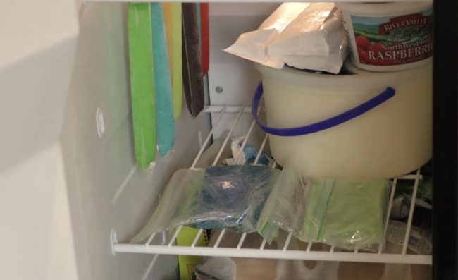 Freeze wet kitchen sponges to make ice packs.