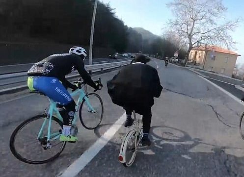 Still, he began to overtake the cyclists, starting a downhill race in the meantime.