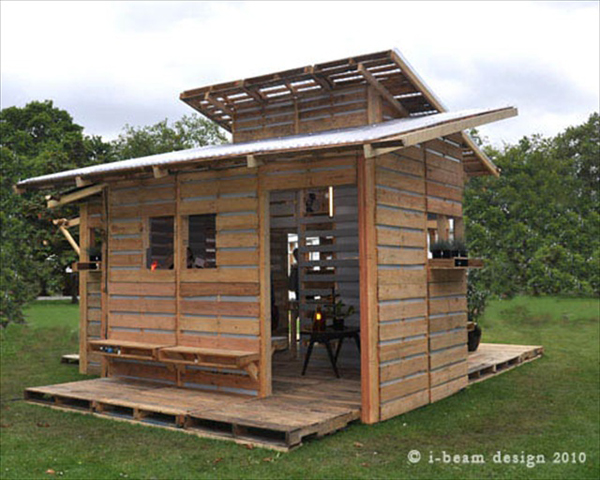 The pallet house is simply and provides great flexibility in terms of configuration. Each family could build a house based on their needs and size.