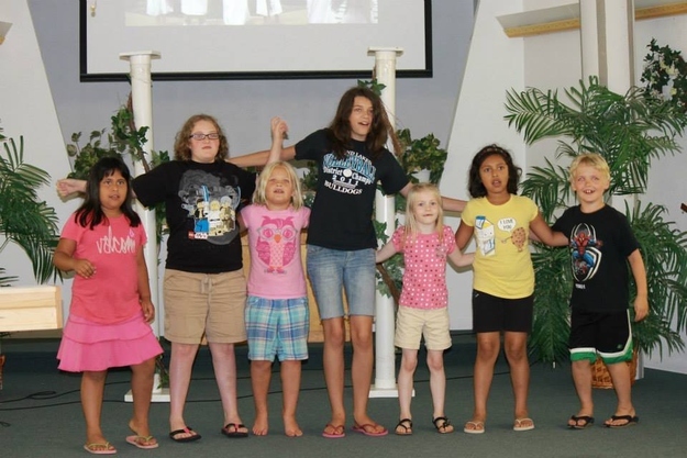 That kid doesn't have REALLY long arms.